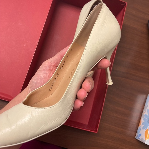 Salvatore Ferragamo Pointed Toe Classic Low Pumps - Picture 3 of 11